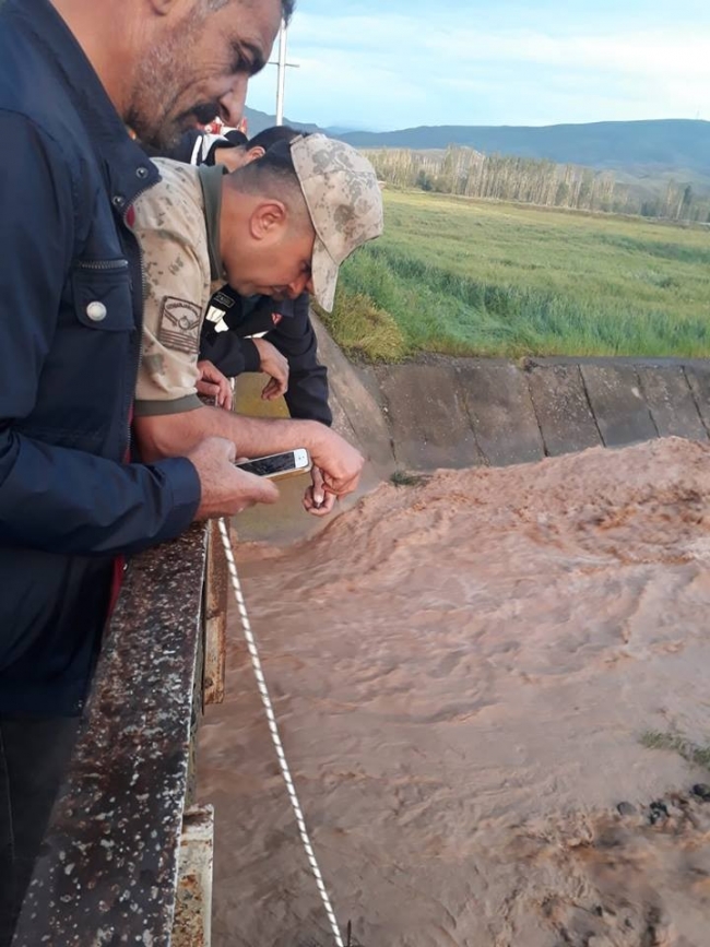 Selde mahsur kalan köpek için ekipler seferber oldu