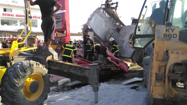 Kum yüklü tır otomobilin üstüne devrildi: 2 ölü