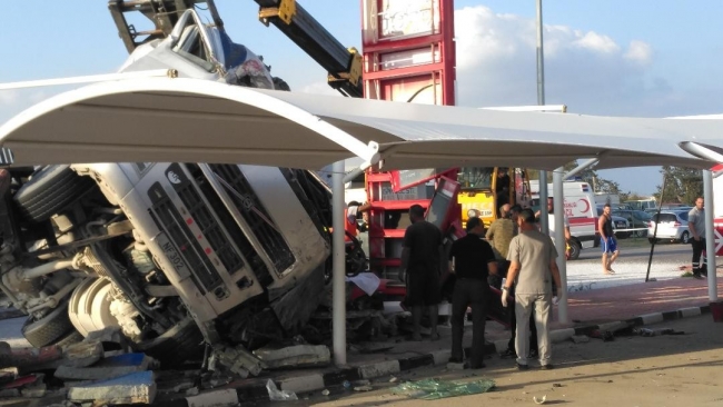 Kum yüklü tır otomobilin üstüne devrildi: 2 ölü