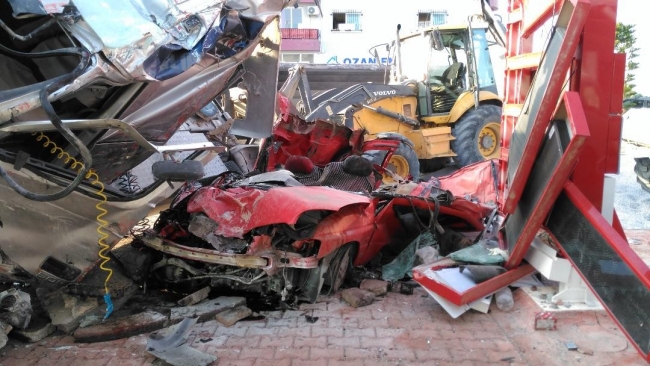 Kum yüklü tır otomobilin üstüne devrildi: 2 ölü