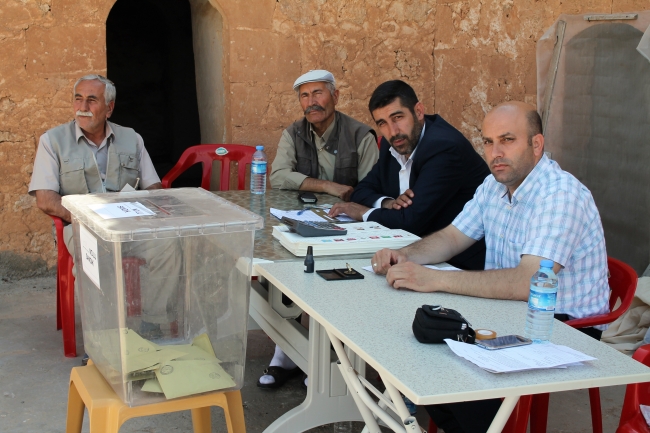 Midyat'ta 14 seçmenli mahallede 4 kişi oy kullandı