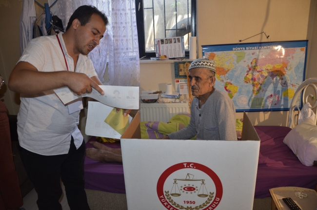 Denizli'de sandığa gidemeyen vatandaşların sandık ayağına gitti