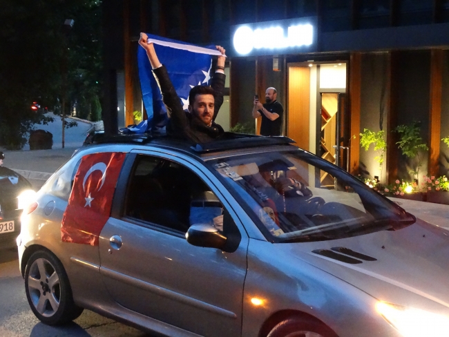 Bosna Hersek'te yaşayan Türk vatandaşları seçimi kutladı