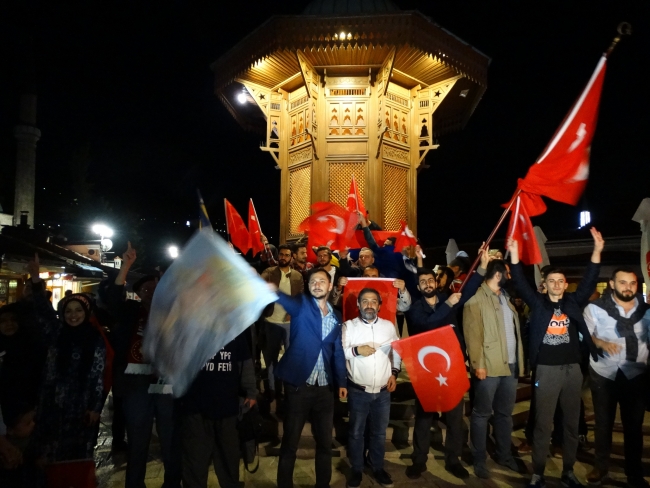 Bosna Hersek'te yaşayan Türk vatandaşları seçimi kutladı