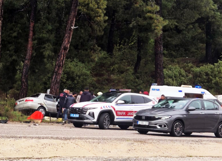 Muğla'da kamyonet ile otomobil çarpıştı: 1 ölü, 2 yaralı