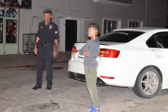 Çaldıkları araçla kaza yapan 4 kişiden 3'ü yakalandı