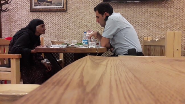 İki gün boyunca sokakta kalıp açlıktan bitkin düşen yaşlı kadını polis fark etti