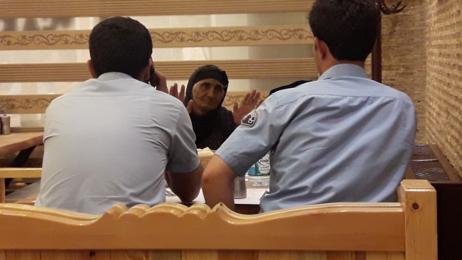 İki gün boyunca sokakta kalıp açlıktan bitkin düşen yaşlı kadını polis fark etti