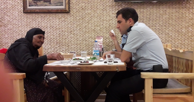 İki gün boyunca sokakta kalıp açlıktan bitkin düşen yaşlı kadını polis fark etti