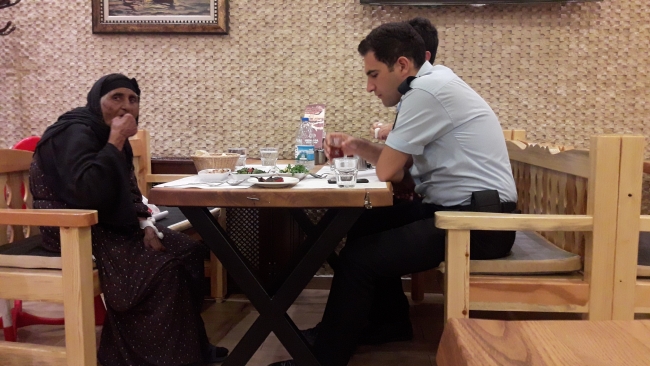 İki gün boyunca sokakta kalıp açlıktan bitkin düşen yaşlı kadını polis fark etti