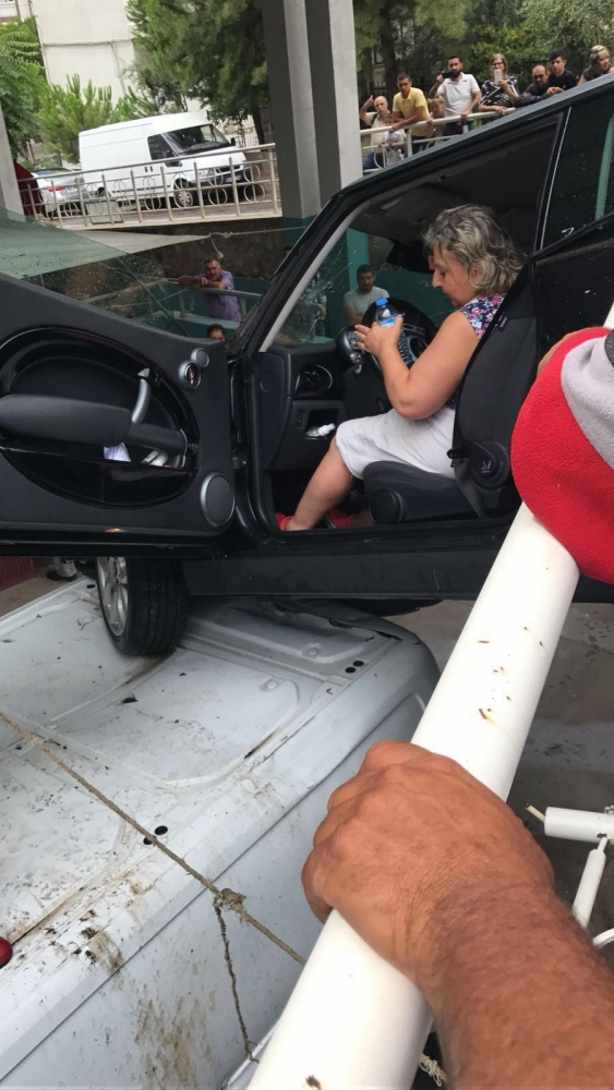 İzmir'de direksiyon hakimiyetini kaybeden sürücü pazar yerine girdi