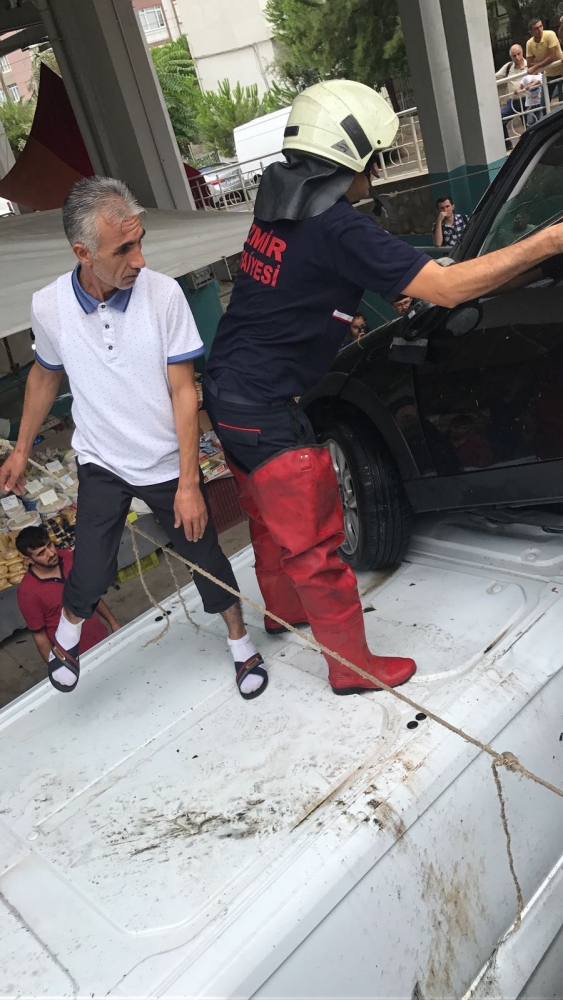 İzmir'de direksiyon hakimiyetini kaybeden sürücü pazar yerine girdi