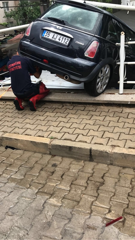 İzmir'de direksiyon hakimiyetini kaybeden sürücü pazar yerine girdi