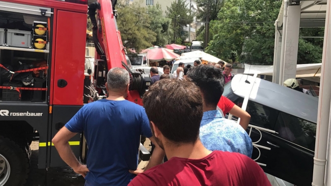 İzmir'de direksiyon hakimiyetini kaybeden sürücü pazar yerine girdi