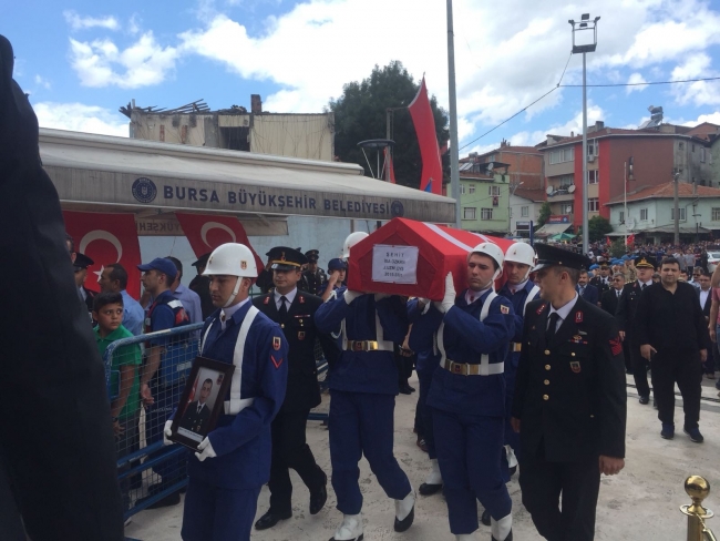 Şehit Uzman Çavuş İsa Özkan'ın cenazesinde CHP çelengi parçalandı
