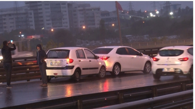 İstanbul’da yağmur kazaları da beraberinde getirdi