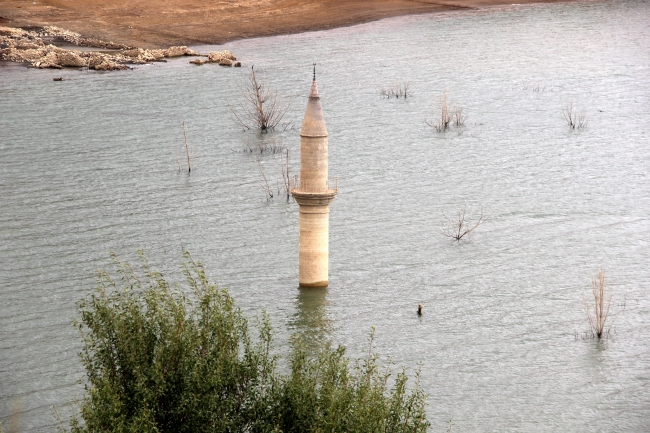Sular altında kalan minare kuraklık nedeniyle gün yüzüne çıktı