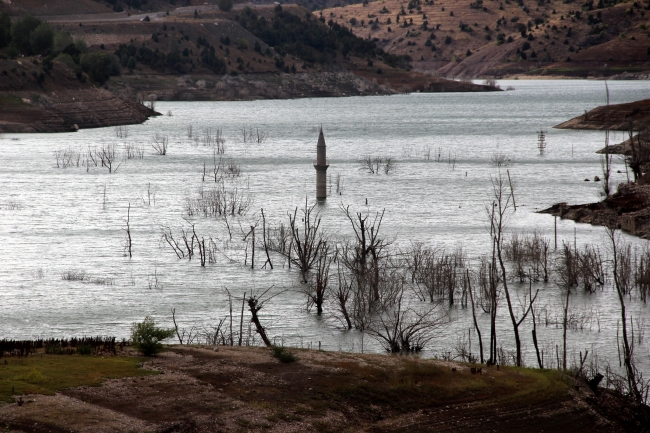 Sular altında kalan minare kuraklık nedeniyle gün yüzüne çıktı