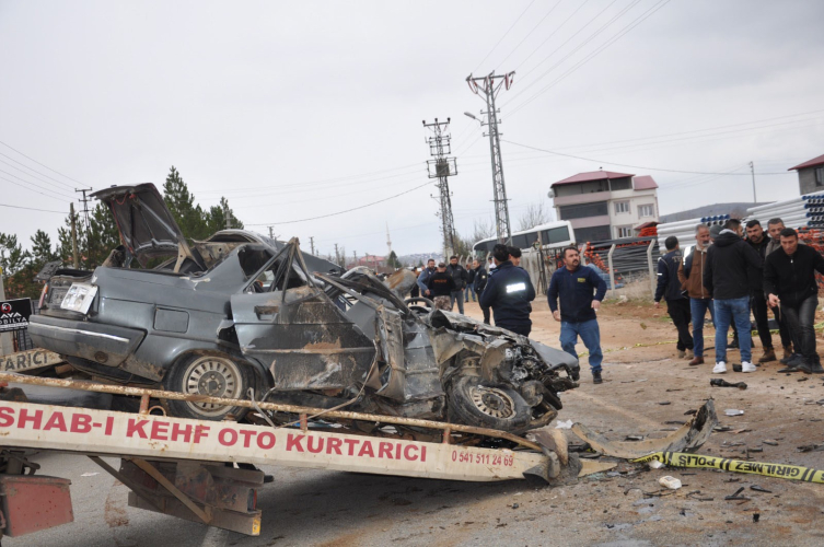 Kahramanmaraş'ta iki otomobil çarpıştı: 3 ölü, 3 yaralı