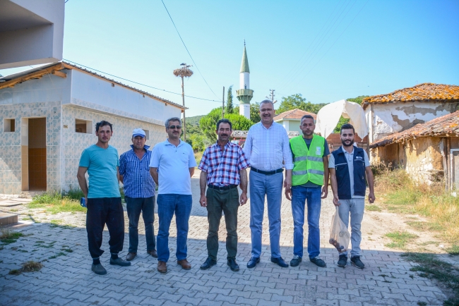 Leylek yavrularına itfaiye merdiveniyle özel besleme