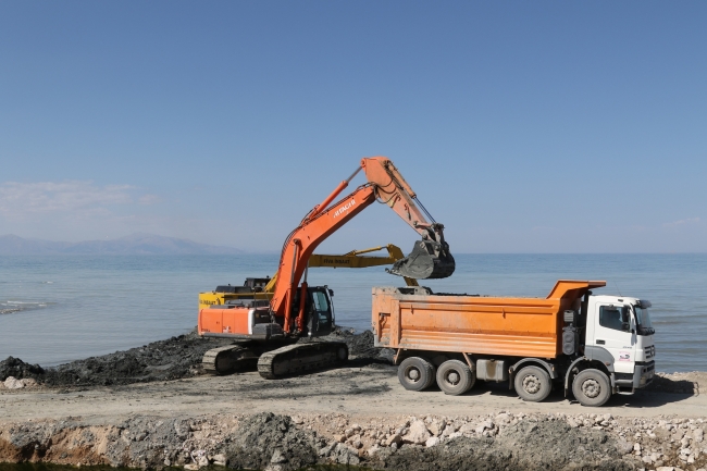 Van Gölü temizleniyor: Rekor düzeyde çamur çıkarıldı