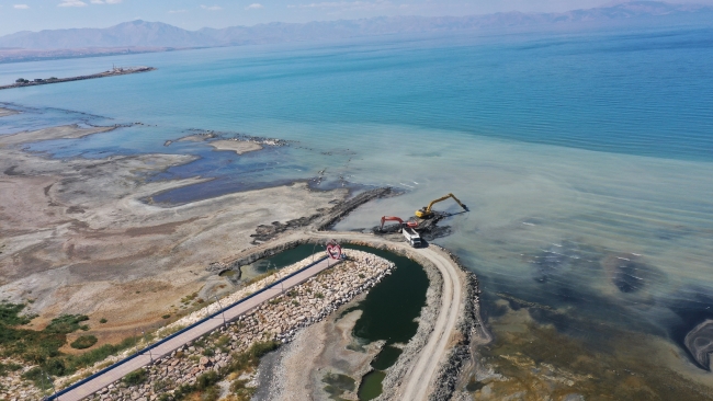 Van Gölü temizleniyor: Rekor düzeyde çamur çıkarıldı