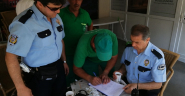 Temizlik işçisi para ve altın dolu çantayı polise teslim etti