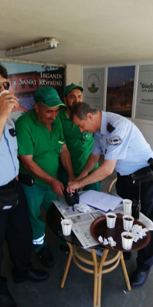 Temizlik işçisi para ve altın dolu çantayı polise teslim etti