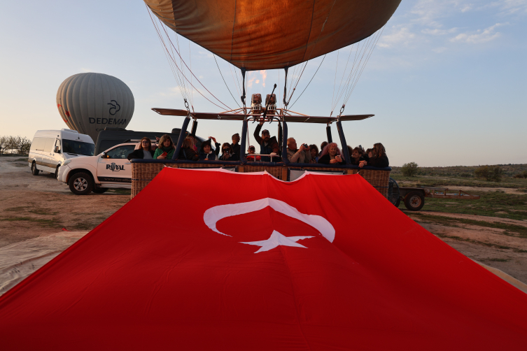 Kapadokya'da balonlarda Türk bayrakları dalgalandı