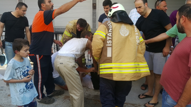 Kahraman baba çocuklarını yangından kurtardı