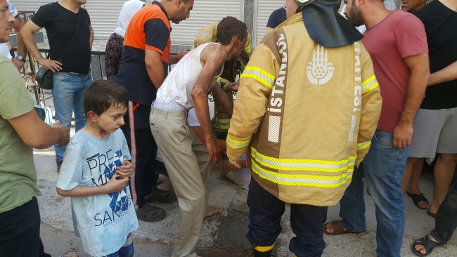 Kahraman baba çocuklarını yangından kurtardı