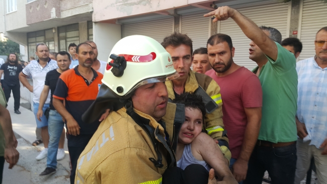 Kahraman baba çocuklarını yangından kurtardı