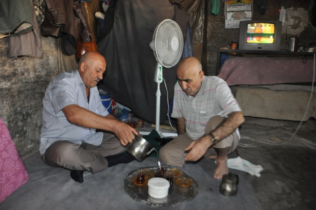 Hasankeyf'te 20 yıldır yaşadığı mağara için imar başvurusu yapacak