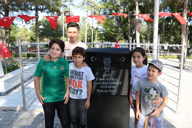 Şehit Halisdemir’in kabrine ziyaretçi akını