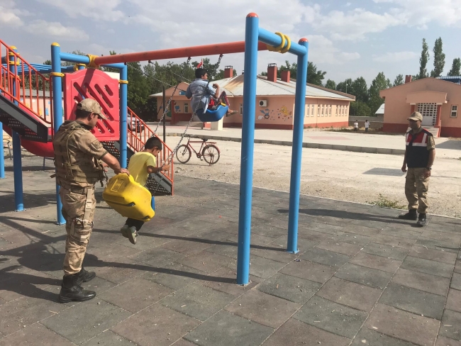 Jandarma'dan 'Çocuklarımız Güvende' uygulaması