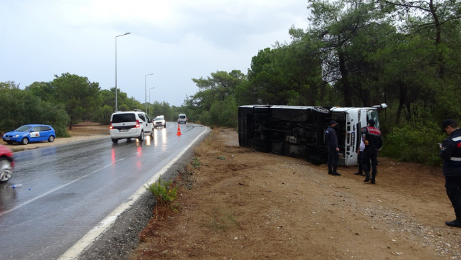 Antalya'da turistleri taşıyan midibüs devrildi: 8 yaralı