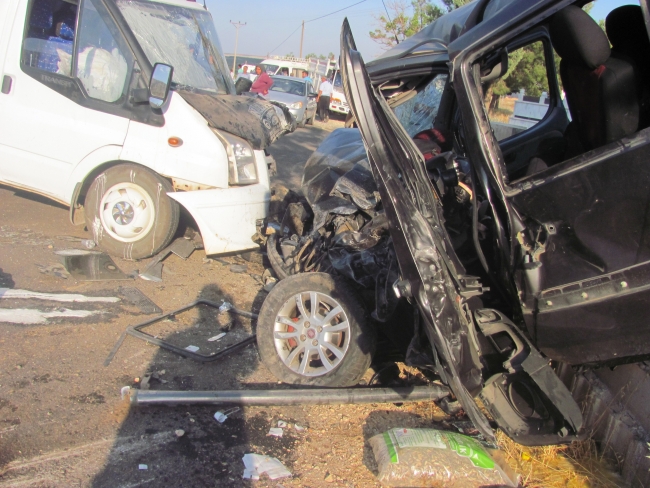 Gaziantep'te kamyonet ile hafif ticari araç çarpıştı: 1 ölü, 10 yaralı