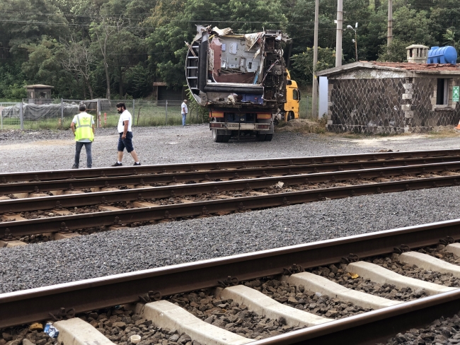 Tekirdağ’da kaza yapan trenin devrilen vagonları kaldırılıyor