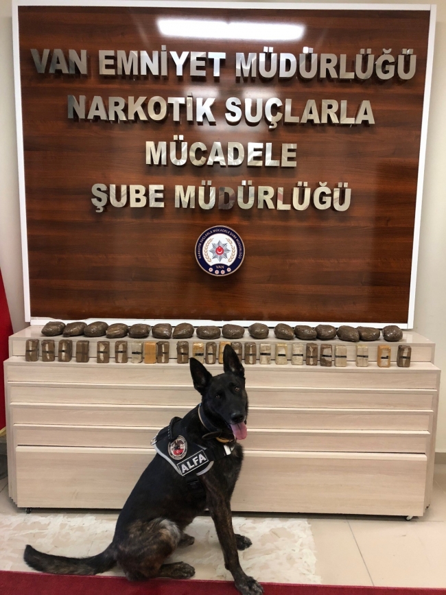 Van'da aracın yedek lastiğinde 14 kilogram eroin ele geçirildi