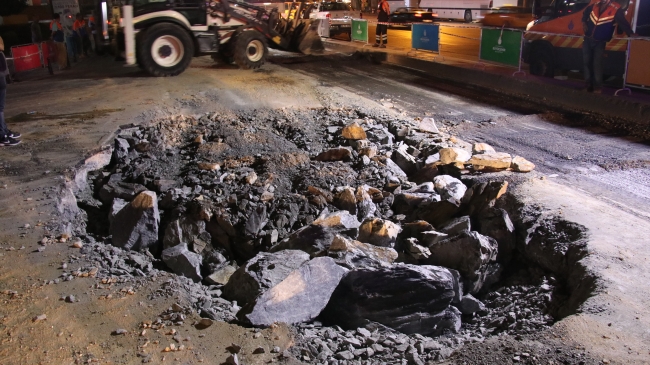 Beşiktaş'ta çöken yol onarılıp yeniden trafiğe açıldı