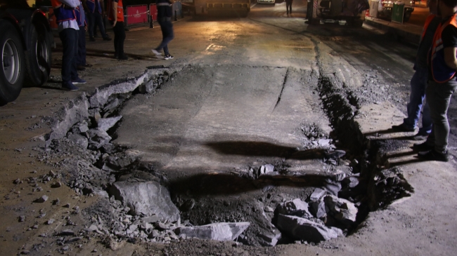 Beşiktaş'ta çöken yol onarılıp yeniden trafiğe açıldı