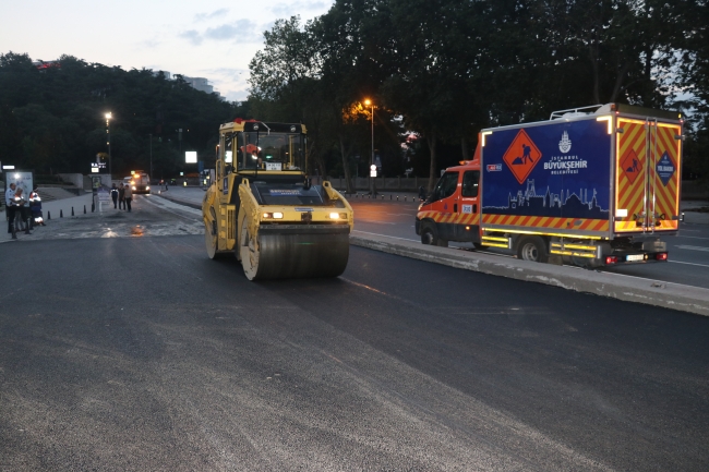 Beşiktaş'ta çöken yol onarılıp yeniden trafiğe açıldı