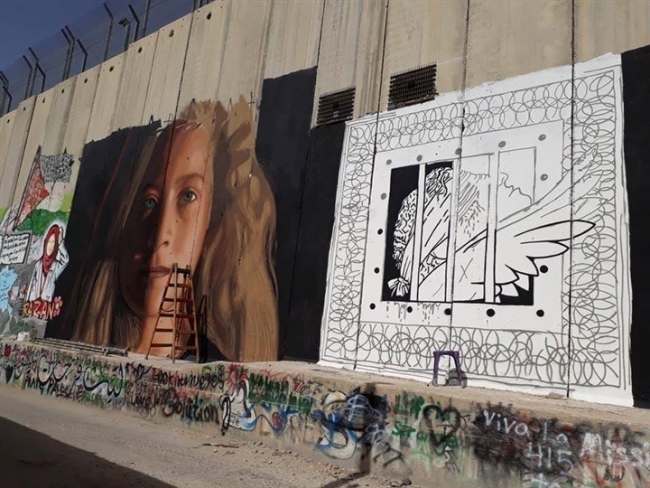 "Cesur kız" Ahed Tamimi'nin resmi Ayrım Duvarı’nda