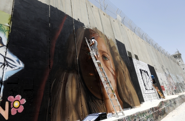 "Cesur kız" Ahed Tamimi'nin resmi Ayrım Duvarı’nda