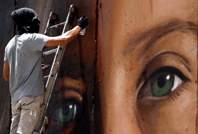 "Cesur kız" Ahed Tamimi'nin resmi Ayrım Duvarı’nda