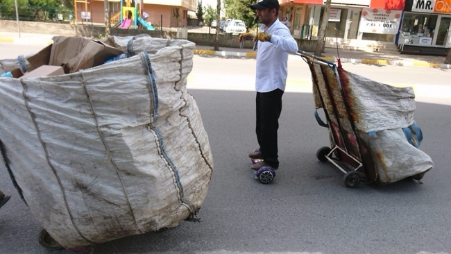 Elektrikli kaykayla kağıt topluyor