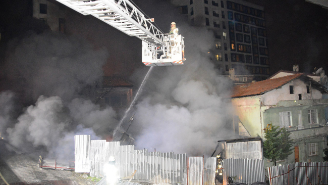 Kağıthane'de işçilerin kaldığı konteynerde yangın