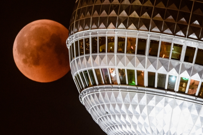 Türkiye ve dünyadan 'Kanlı Ay' tutulması manzaraları