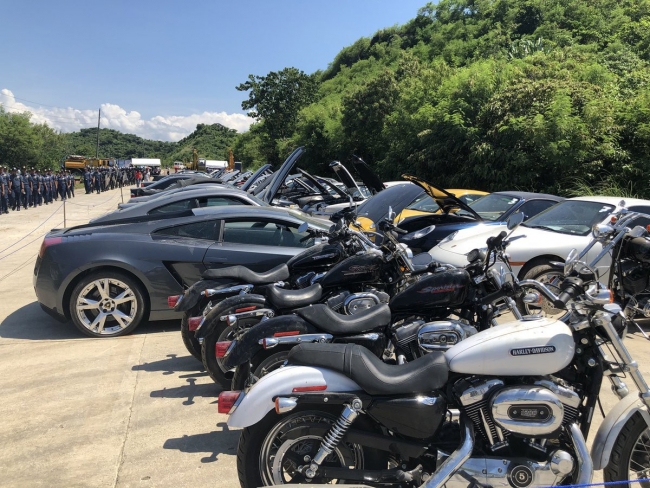 Filipinler Devlet Başkanı 68 lüks otomobili parçalattı