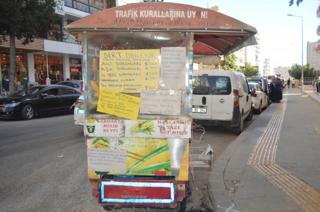 Hem mısır satıyor hem insanların derdini dinliyor